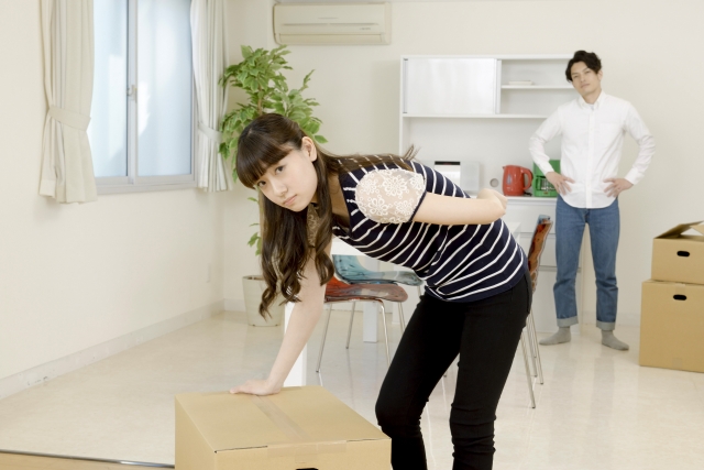 重い荷物などを持ち上げる動作が多い人に起こりがちな腰痛
